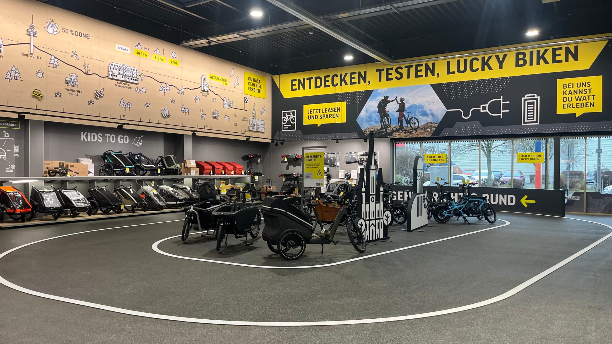 Innenansicht auf die Teststrecke der neuen Filiale in Wiesbaden