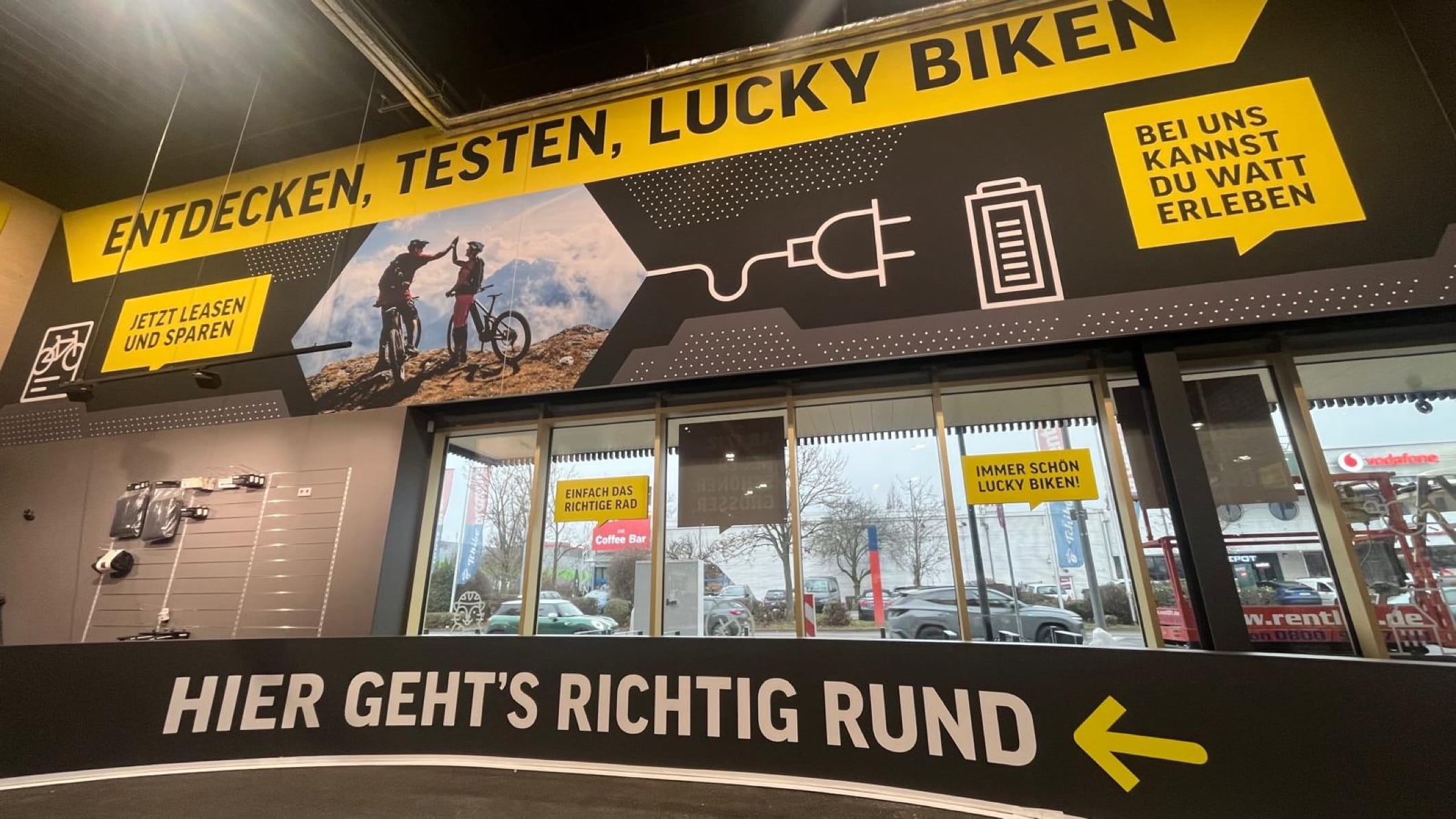 Innenansicht auf die Teststrecke der neuen Filiale in Wiesbaden