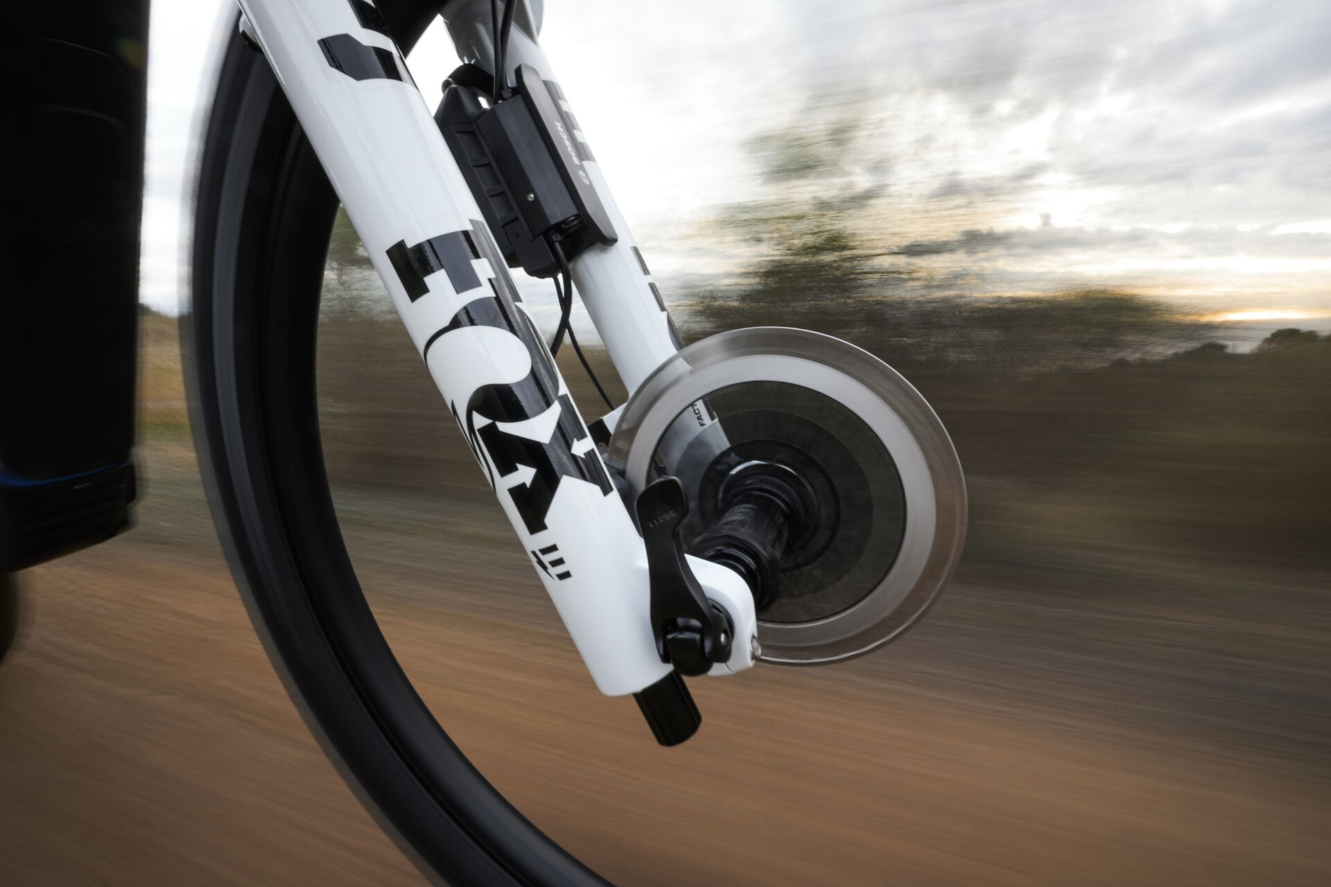 Nahaufnahme des Vorderrades während der Fahrt des Cube Stereo Hybrid One44 HPC AT