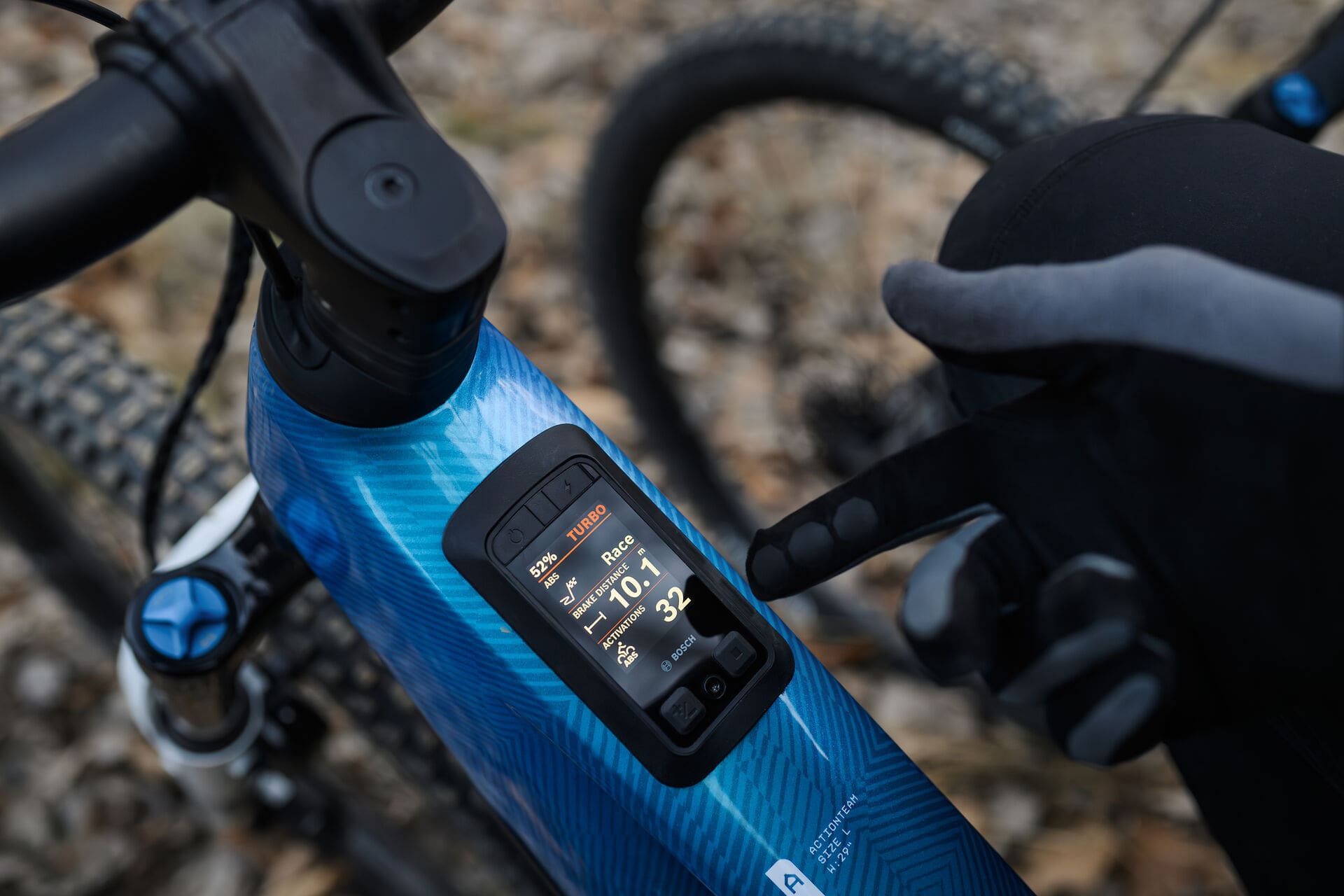 Nahaufnahme Display im Rahmen des Cube Stereo Hybrid One44 HPC AT