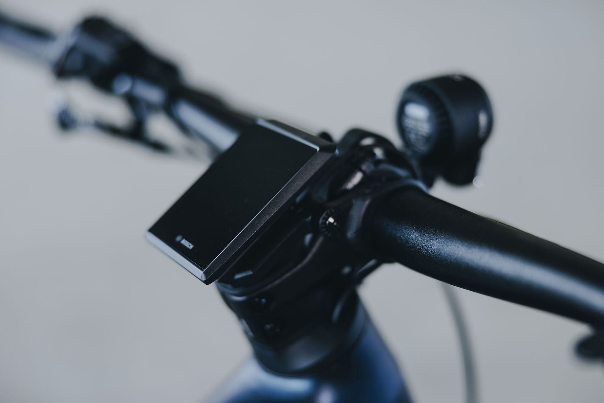 Nahaufnahme Cockpit am Cube Stereo Hybrid One22 SLX 800