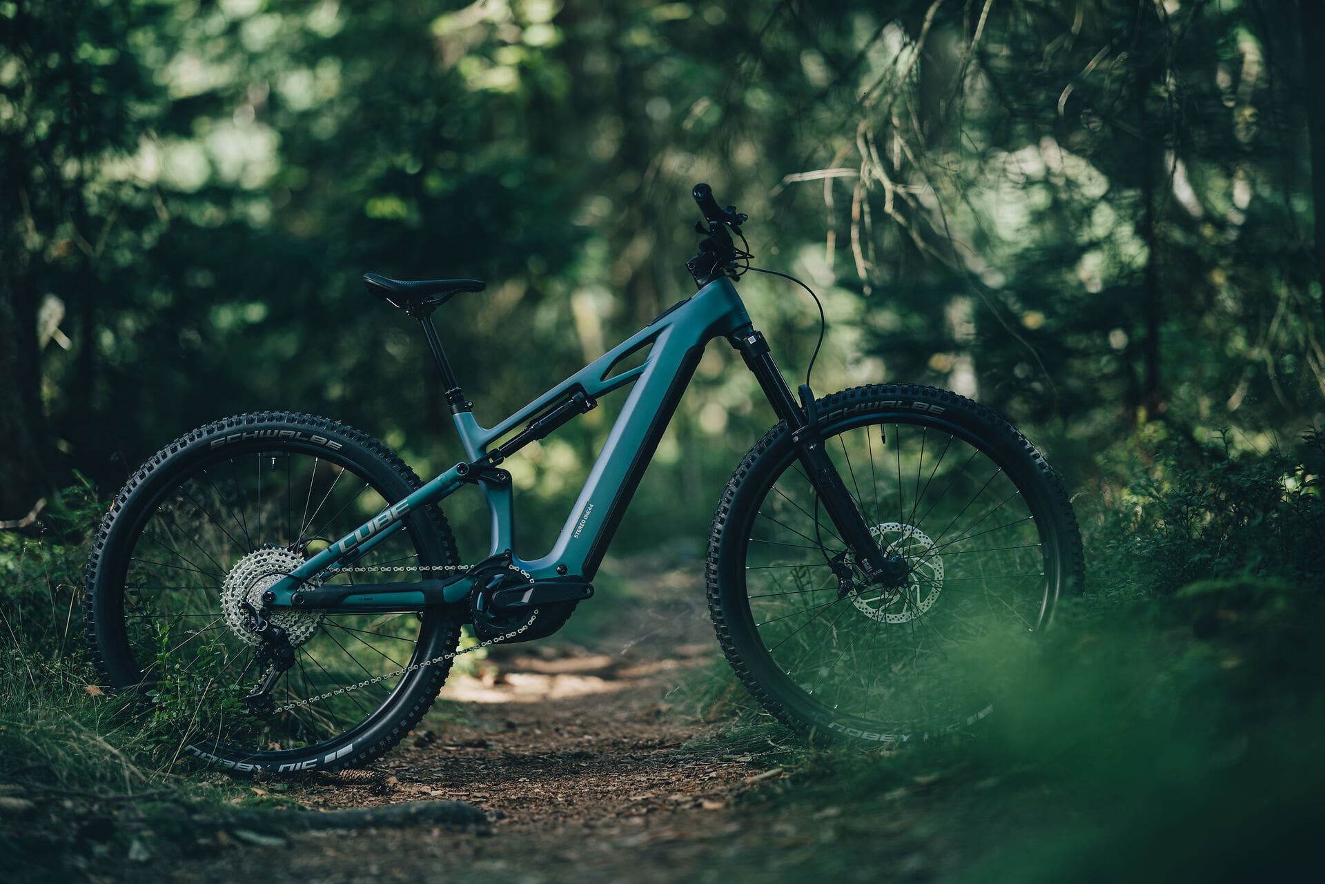 Seitenansicht des Cube Stereo Hybrid One44 HPC Race im Wald