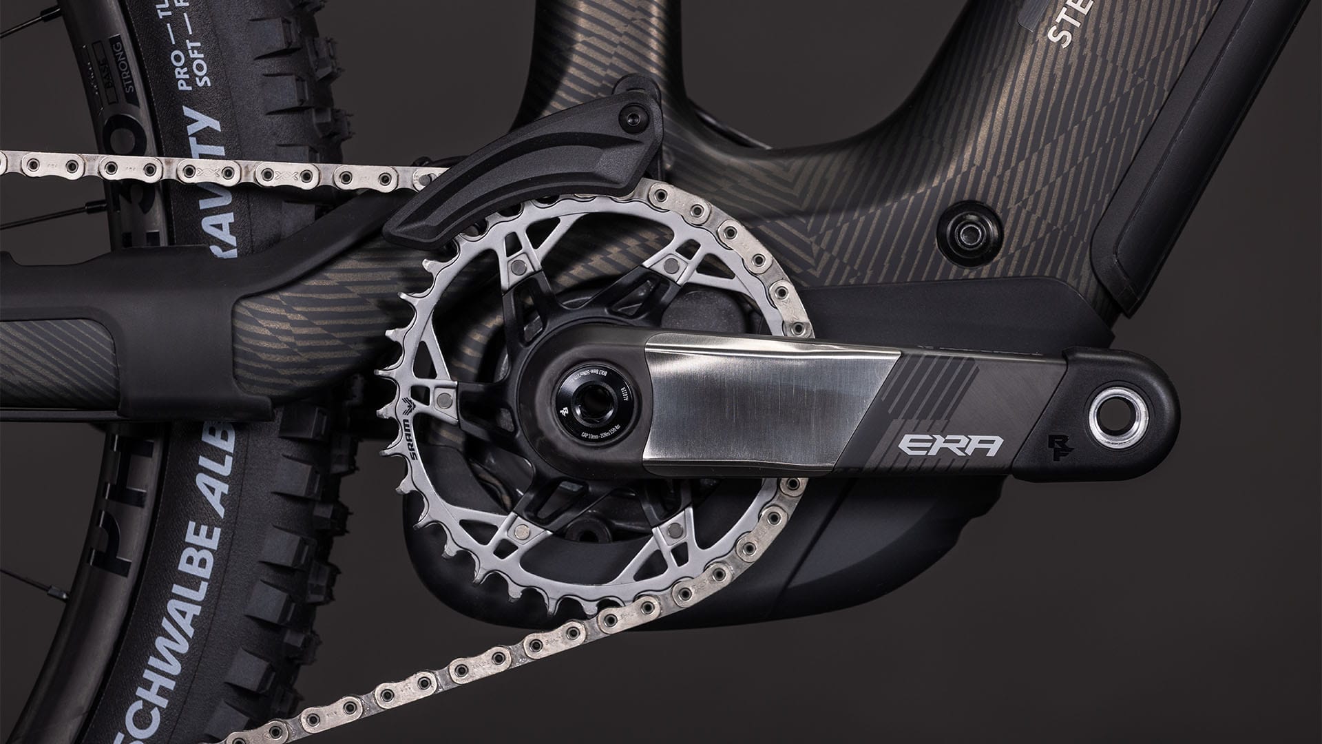 Nahaufnahme Tretkurbel am Cube Stereo Hybrid One44 HPC SLT