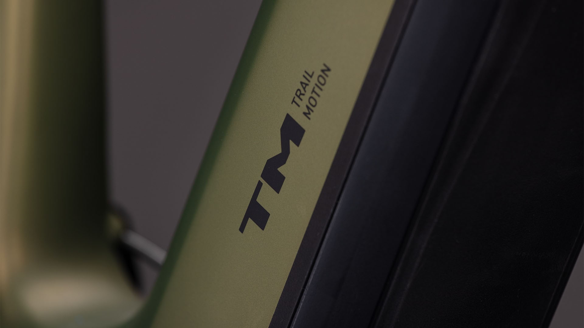 Nahaufnahme Rahmen mit dem Kürzel TM des Cube Stereo Hybrid One44 HPC TM