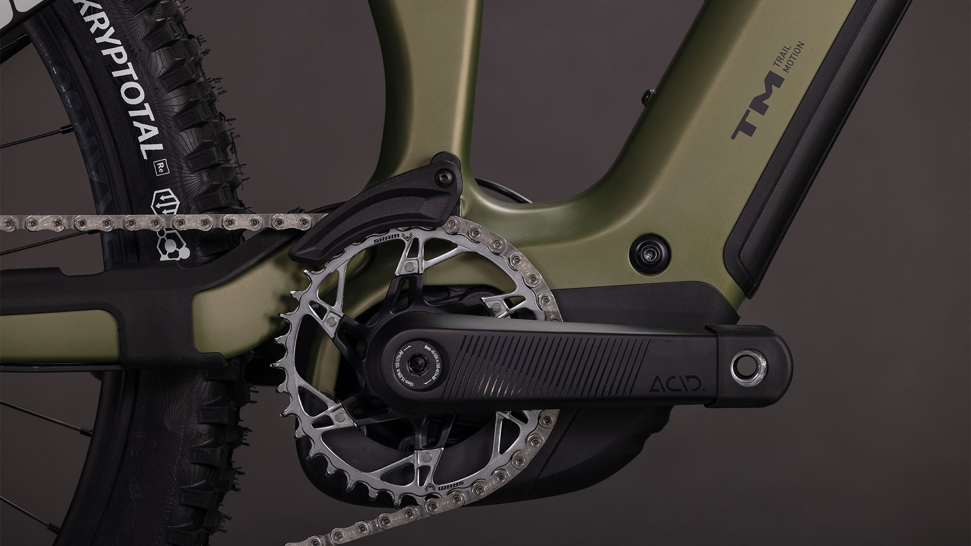 Nahaufnahme Tretkurbel am Cube Stereo Hybrid One77 HPC TM 800