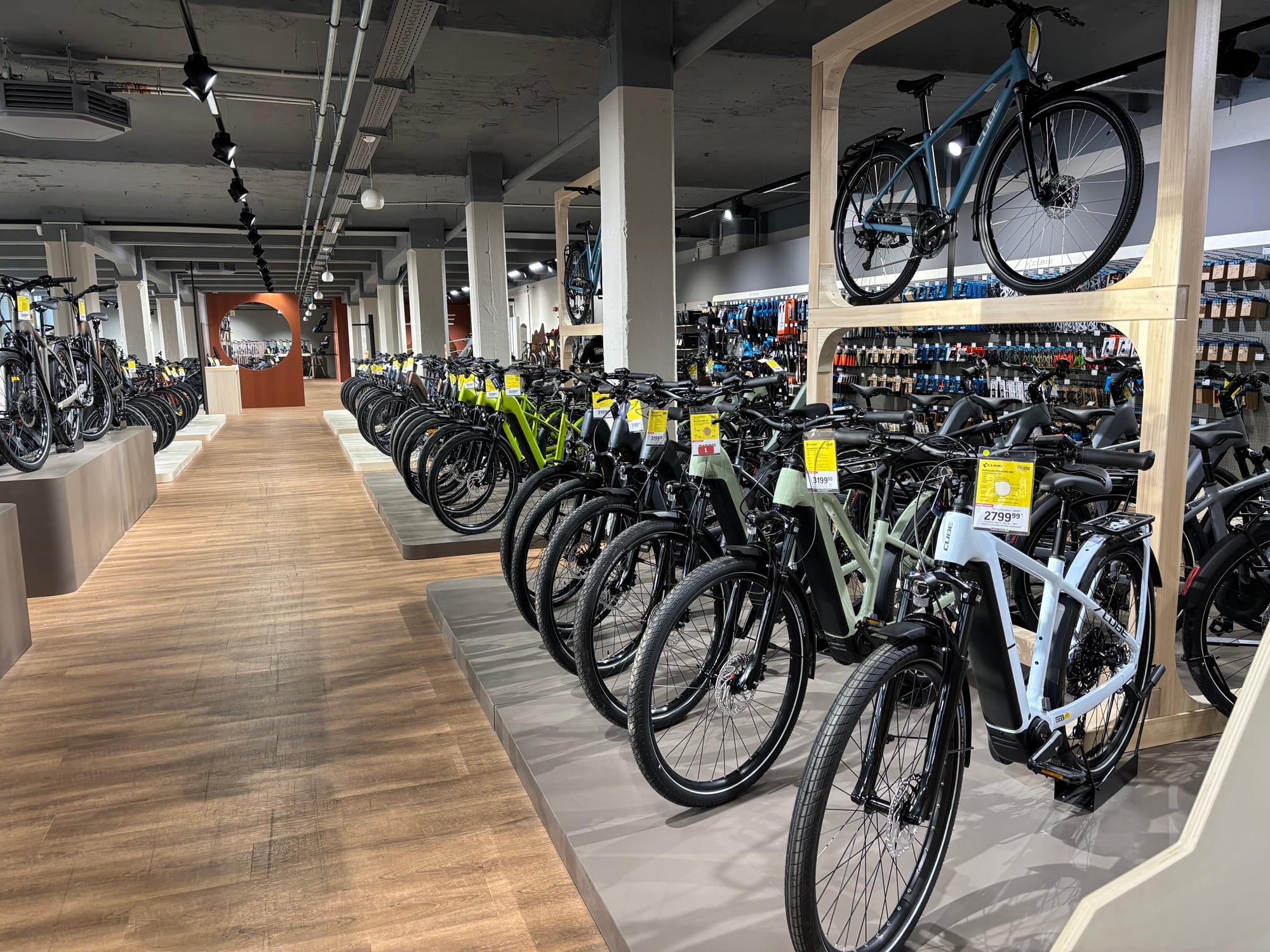 Innenansicht der Lucky Bike Filiale Chemnitz. Zu sehen ist ein Gang, der von zahlreichen Fahrräder rechts und links umgeben ist.