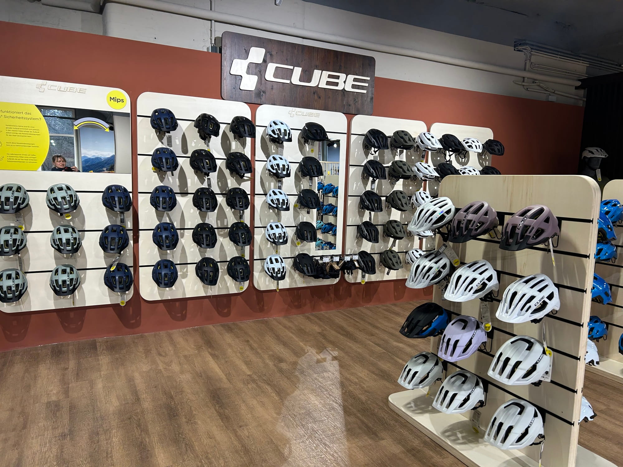 Innenansicht der Lucky Bike Filiale Chemnitz mit Blick auf Ausstellungsbereich für Fahrradhelme