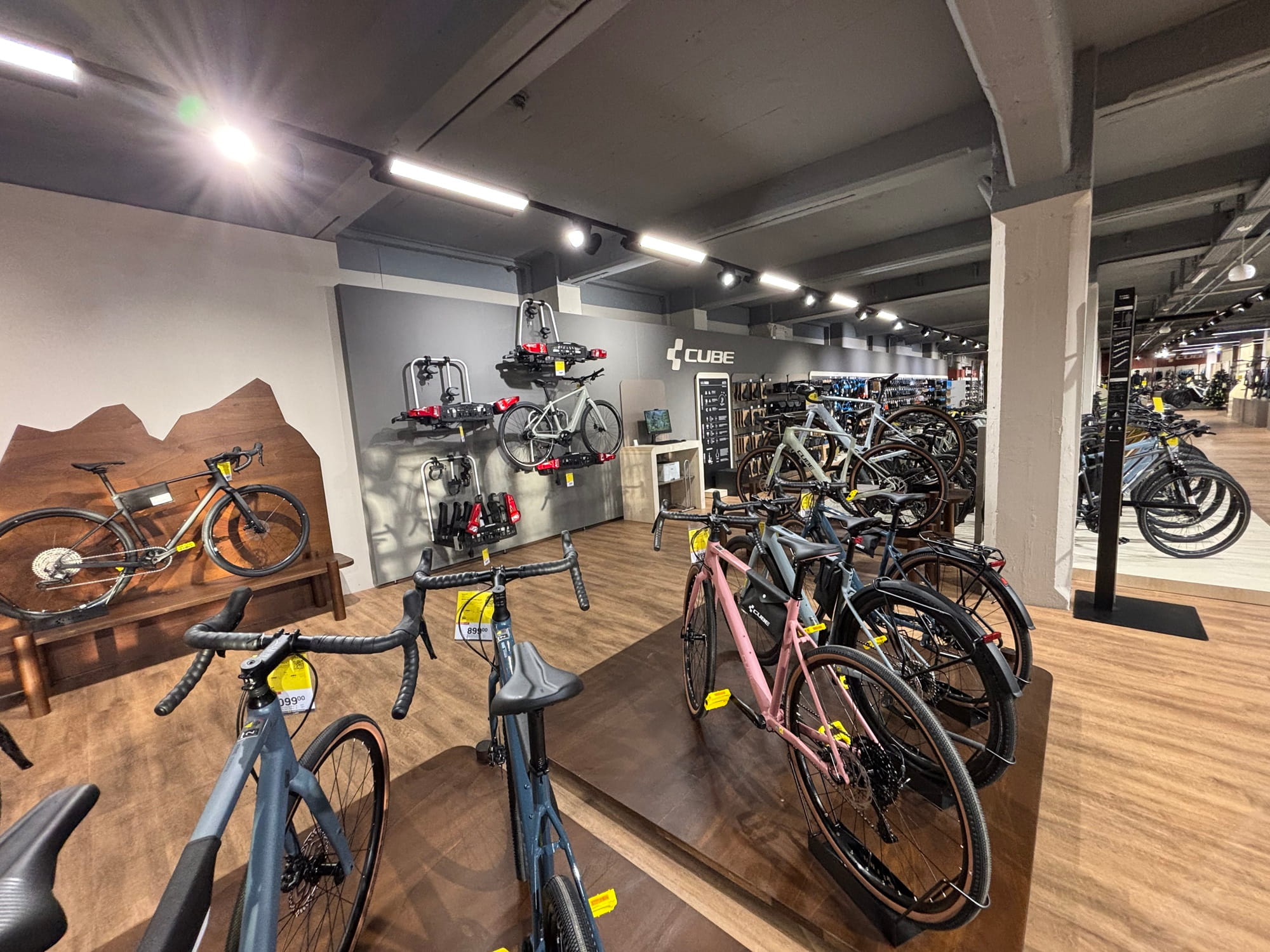 Innenansicht der Lucky Bike Filiale Chemnitz mit Blick auf einige Fahrräder sowie Fahrradträger für Autos.