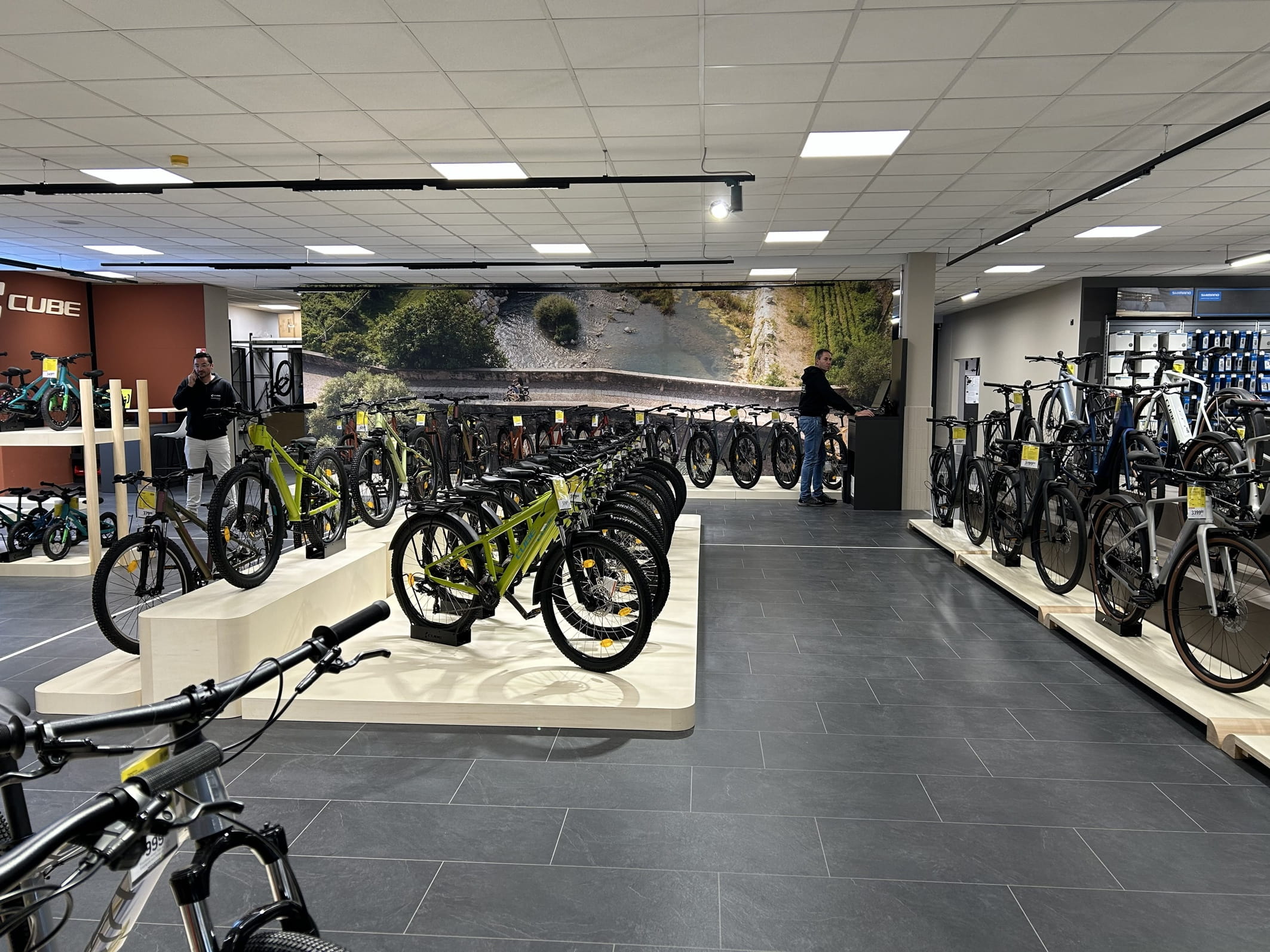 Innenansicht des neuen Cube Stores Günzburg powered by Lucky Bike mit Blick auf einige ausgestellte Fahrräder