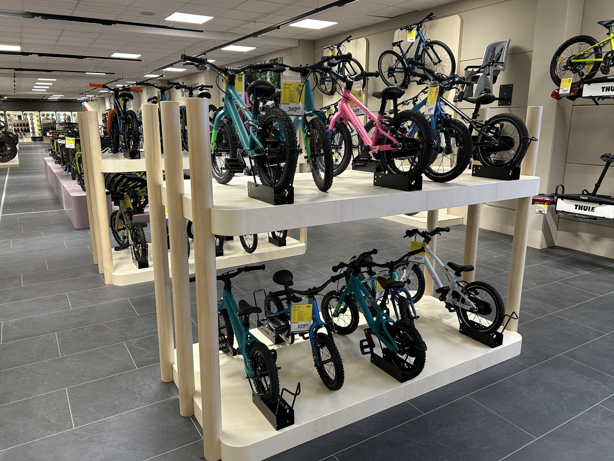 Innenansicht des neuen Cube Stores Günzburg powered by Lucky Bike mit Blick auf einige Fahrräder für Kinder und Jugendliche.