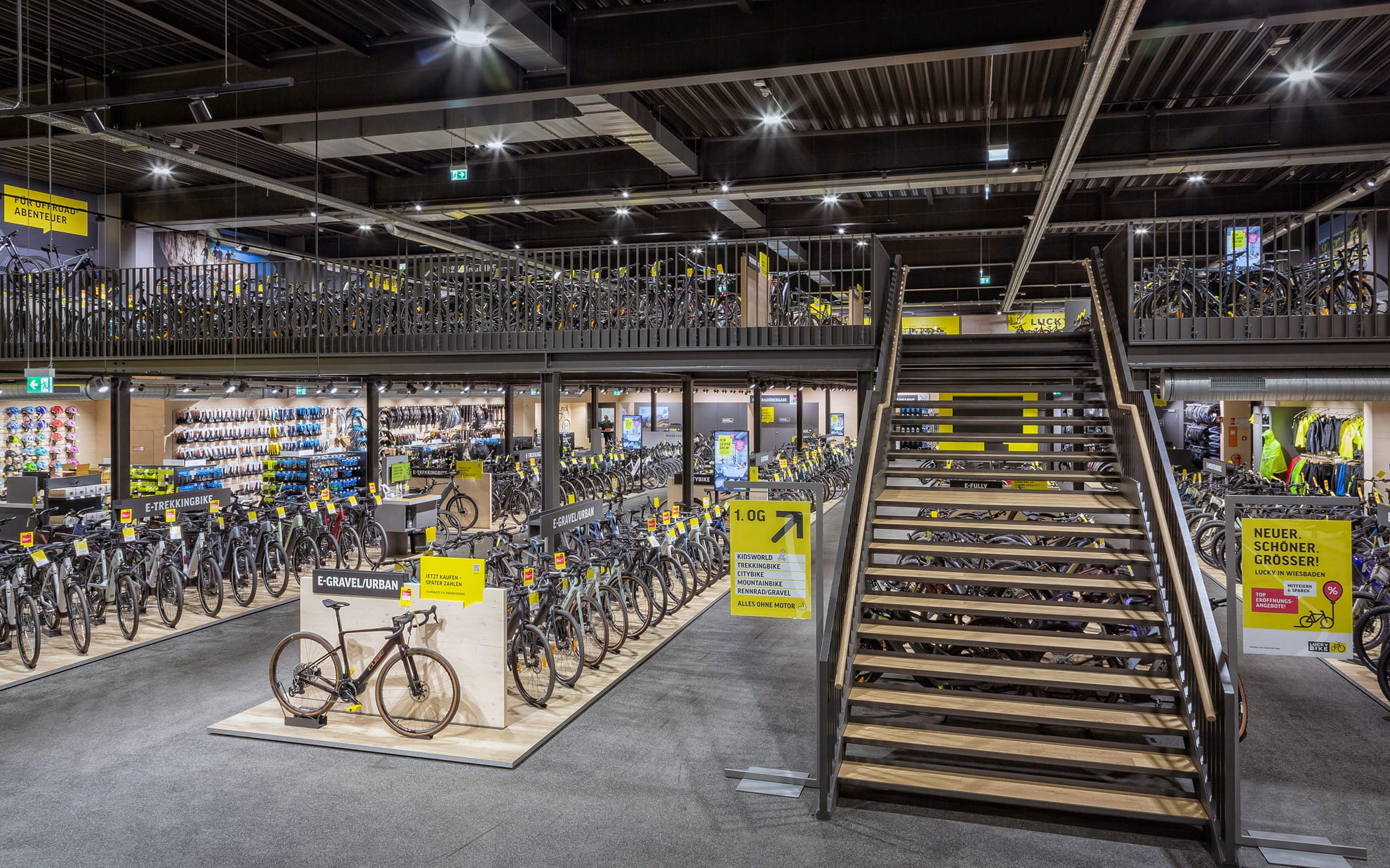Indoor-Aufnahme der neuen Lucky Bike-Filiale mit Blick auf zahlreiche aufgestellte Fahrräder auf zwei Ebenen