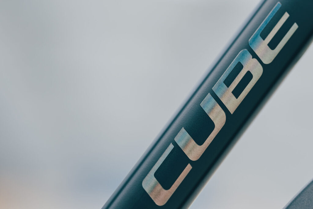Nahaufnahme des Cube-Schriftzugs auf dem Rahmen des Cube Touring ONE
