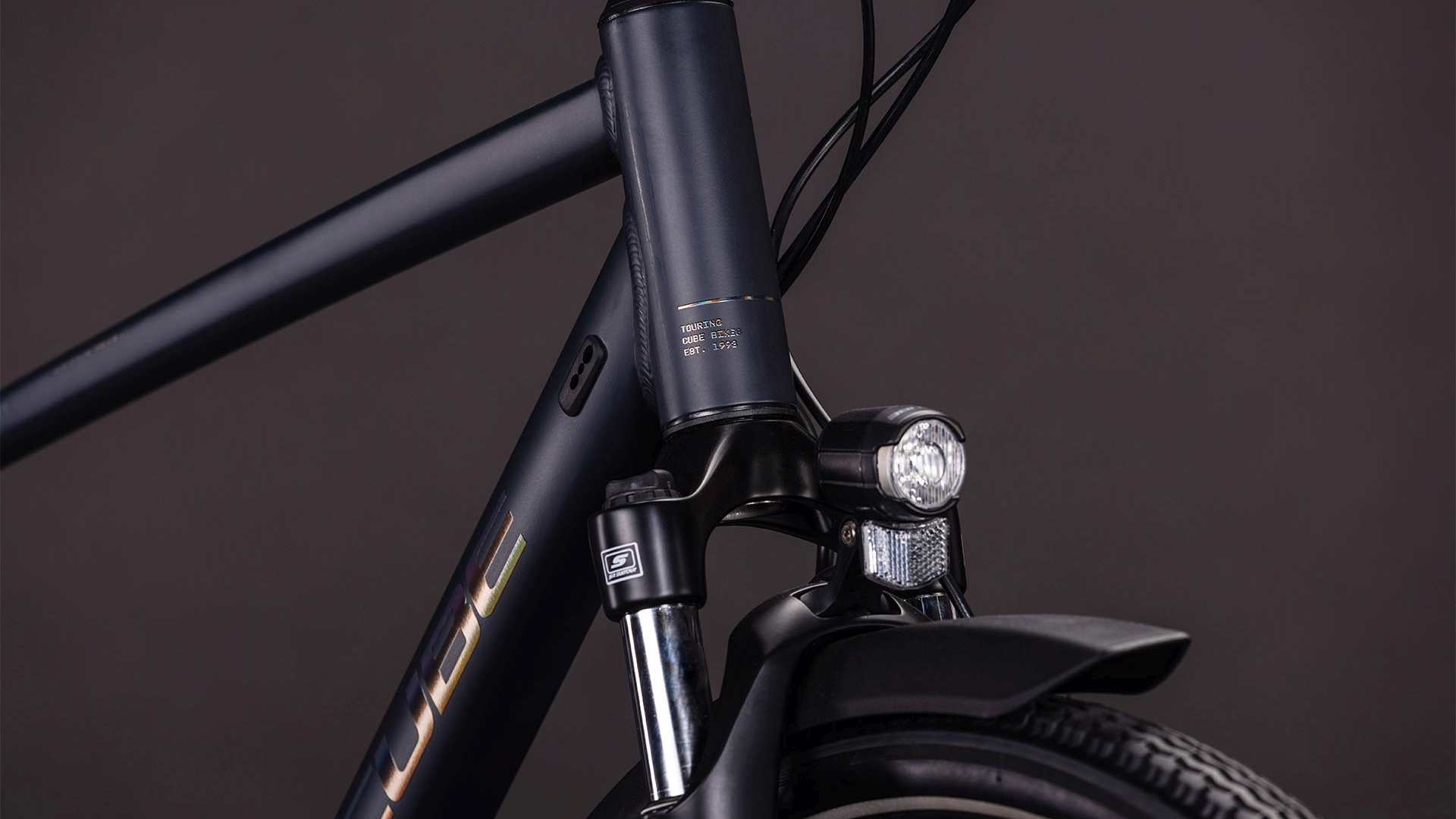 Nahaufnahme Vorderlicht und Federgabel des Cube Touring ONE