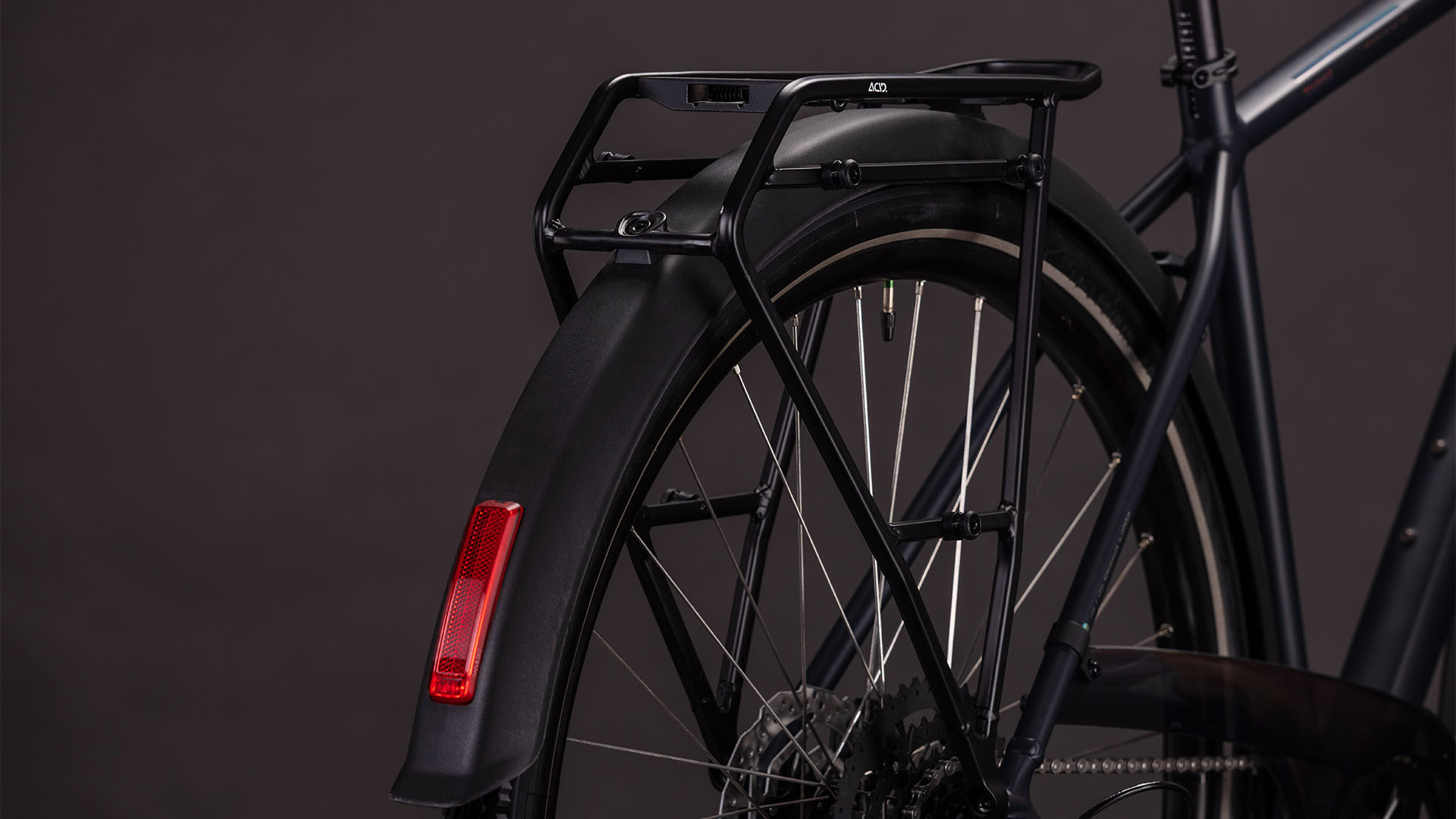 Nahaufnahme Rücklicht und Gepäckträger des Cube Touring ONE