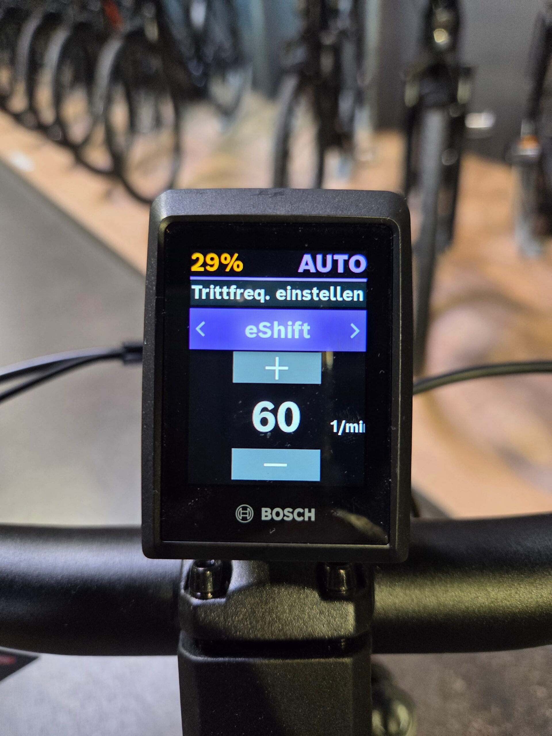 Nahaufnahme des Kiox 300 am Lenker des KTM Macinga Magic Pro DI2