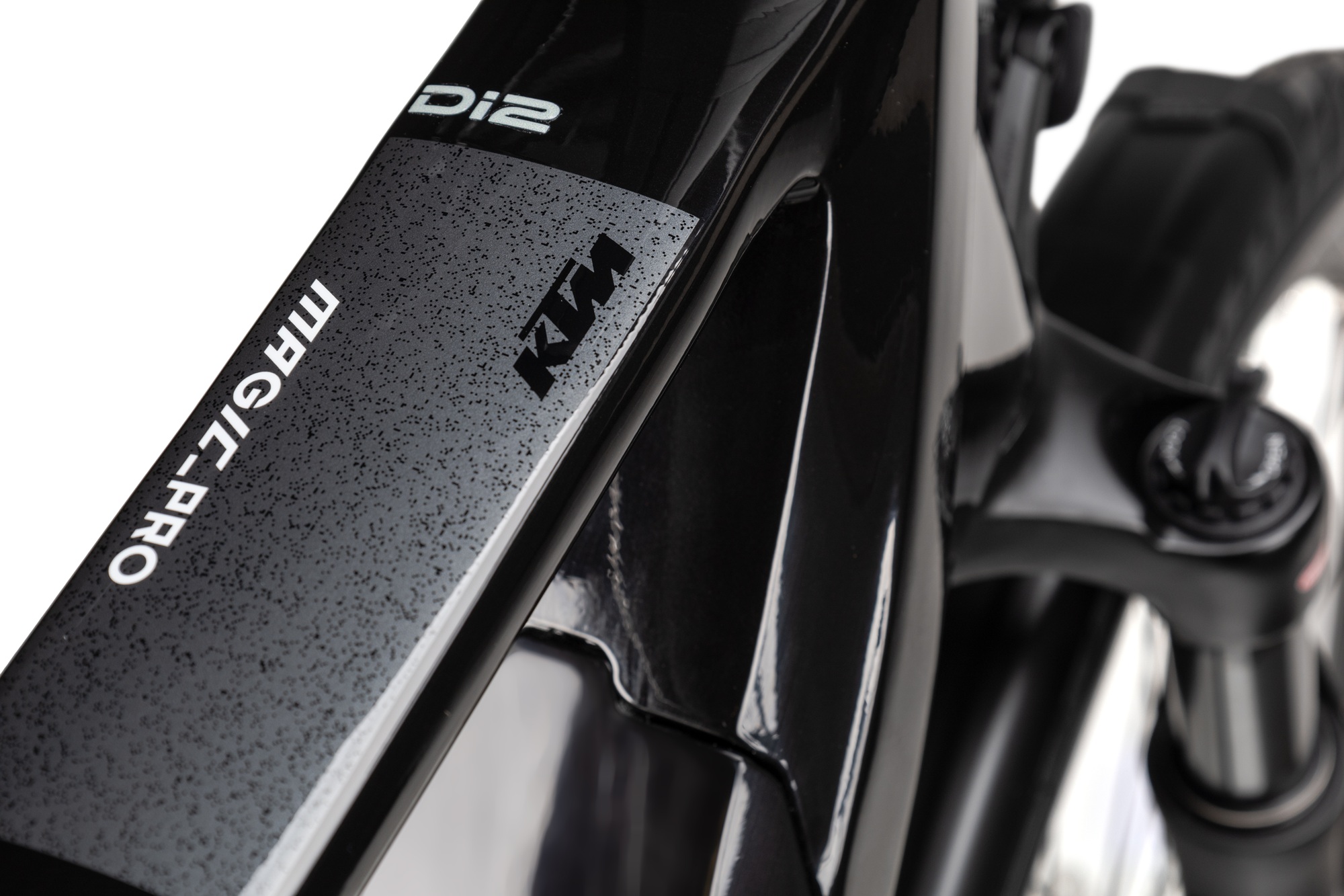 Nahaufnahme des Oberrohrs des KTM Macina Magic Pro DI2. Rahmen ist überwiegend schwarz mit ein paar Schriftzügen.