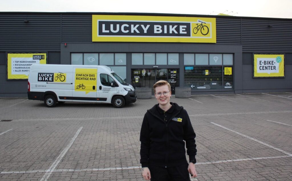 Laura Müller zeigt, wie Führung bei Lucky Bike funktioniert