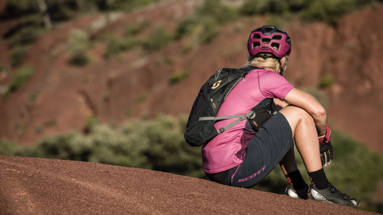 Mountainbikerin mit SCOTT Fahrradbekleidung