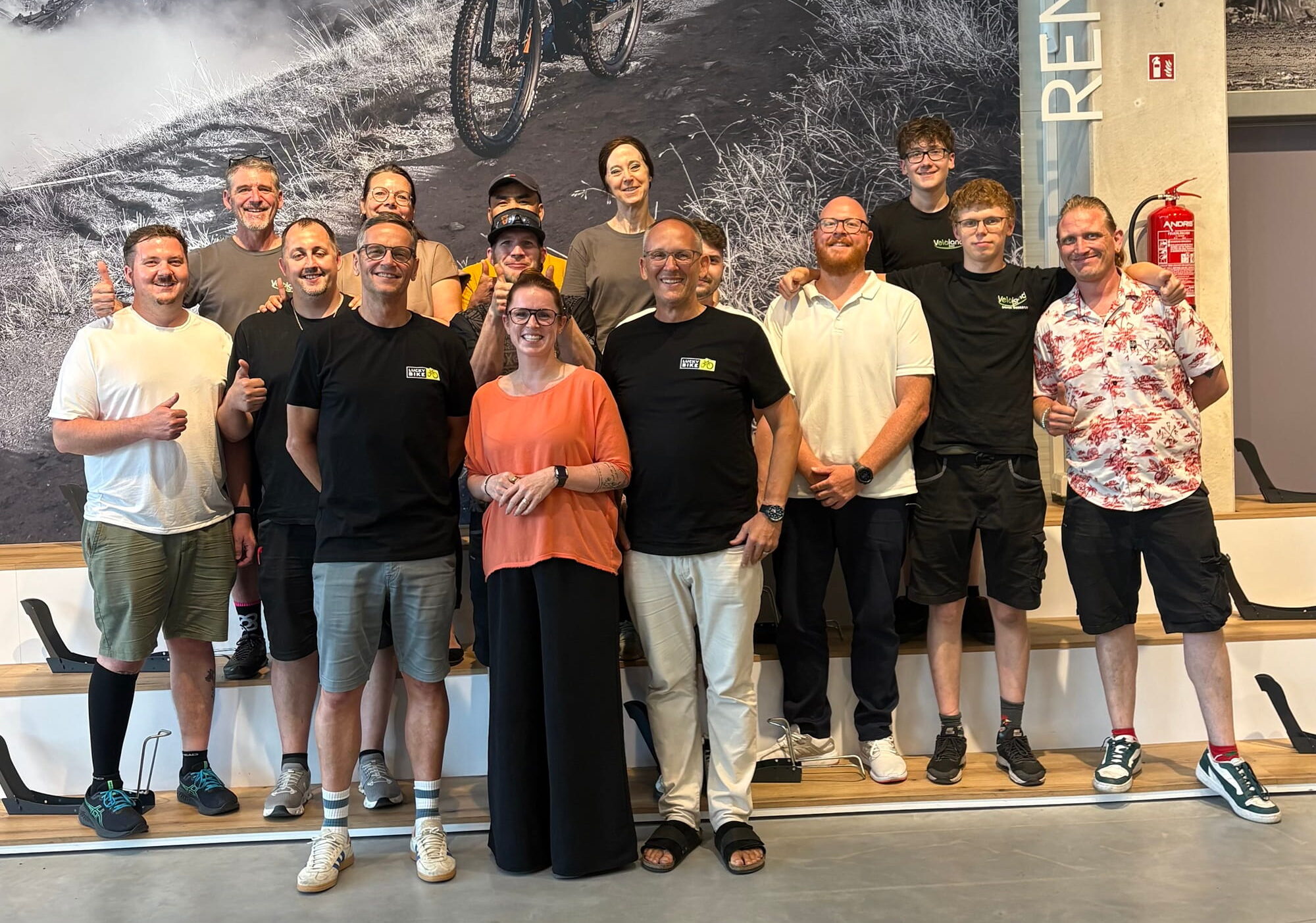 Gruppenbild in der Filiale Wiesloch mit Lucky Bike Geschäftsführer Christian Morgenroth, künftige Filialleiterin Nasstasja Brand und das Team in Wiesloch