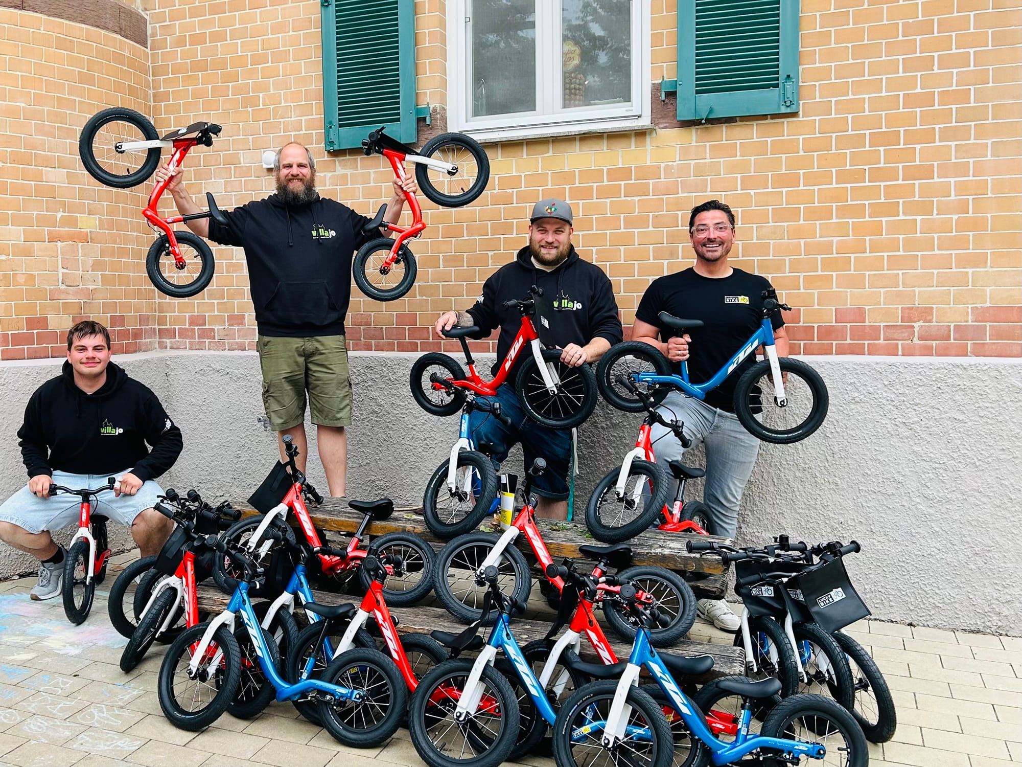 Ein Bild der Übergabe von mehreren KTM Laufrädern